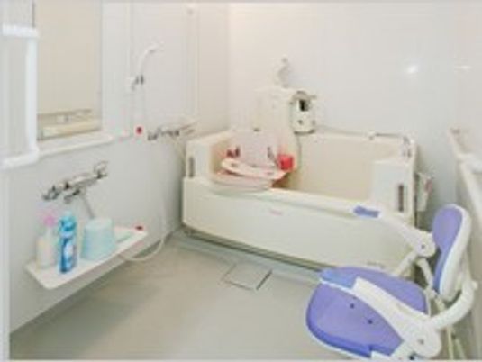 機械浴槽が設置された部屋にはシャワーになどもあるが、白を基調としているため圧迫感がない。