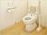 トイレの両サイドに可動式の手すりが付き、背もたれもある。介助用のスペースがとても広い。