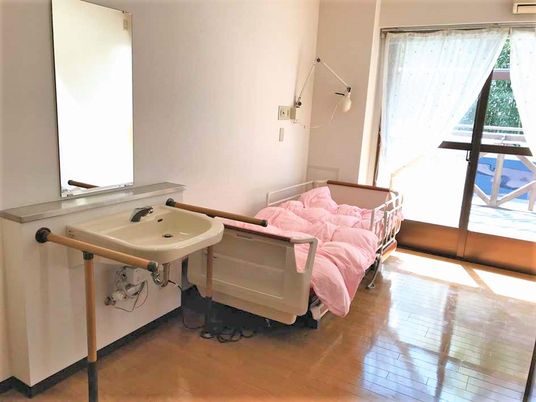 ベッドや洗面所付きの居室には大きな窓があり、ベランダも設置されている。