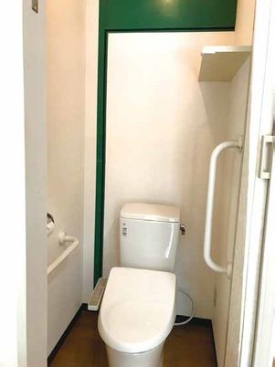 トイレには手すりが設置され、引き戸で開け閉めも楽。