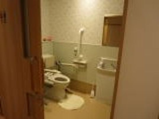 広いトイレは手すりが付き、車いす対応の広さを確保している。