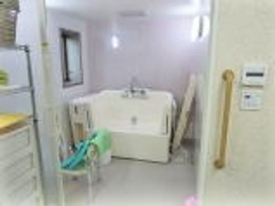 機械浴槽が設置された部屋にはシャワーチェアなどもあるが、白を基調としているため圧迫感がない。