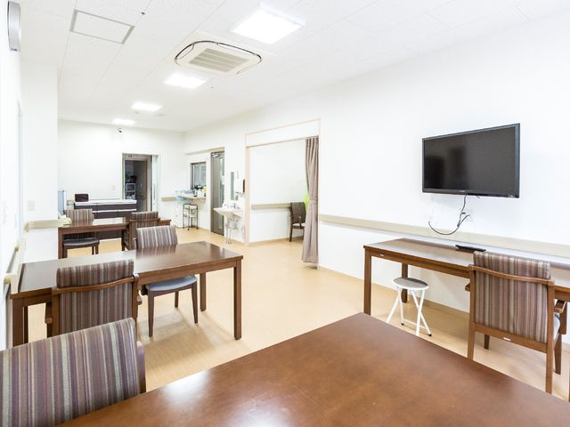 サービス付き高齢者向け住宅「グランドール西尾」の食堂では、なごやかな雰囲気の中、皆様でお食事をお召し上がりいただけます。