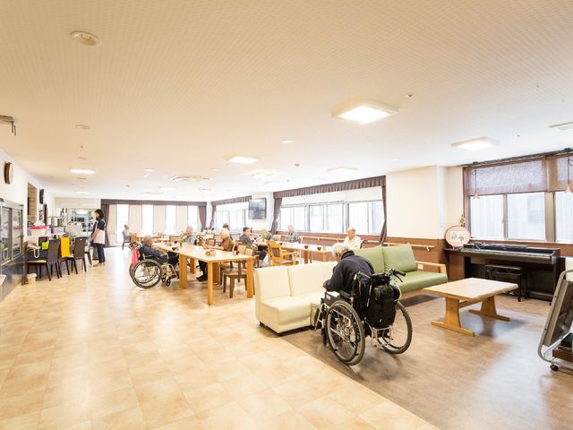 サービス付き高齢者向け住宅「グランド・ピア西尾」の食堂は、明るくて広々とした空間です。美味しい食事をお召し上がりいただけます。