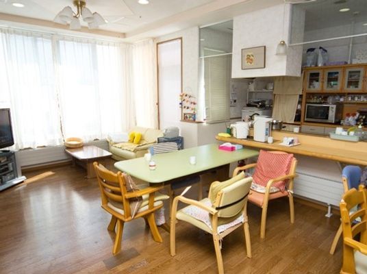 リビングダイニングは広く、整理整頓が行き届いた快適なスペース。対面式のキッチンもある。