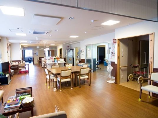 リビングの窓は大きく、ソファやテレビ、千う右記やダイニングテーブルが置かれ、自宅に近い雰囲気。
