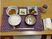 白いご飯に味噌汁、かぼちゃの煮物やあえ物などがランチョンマットに並び、お茶とお絞りが添えられている。