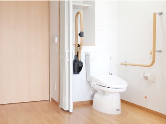 両サイドに手すりが設置され、呼び出しボタンがあるトイレはアコーディオンカーテンが付いている。
