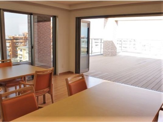 広々としたウッドデッキにはリビングダイニングから直接出入りができ、段差もない。