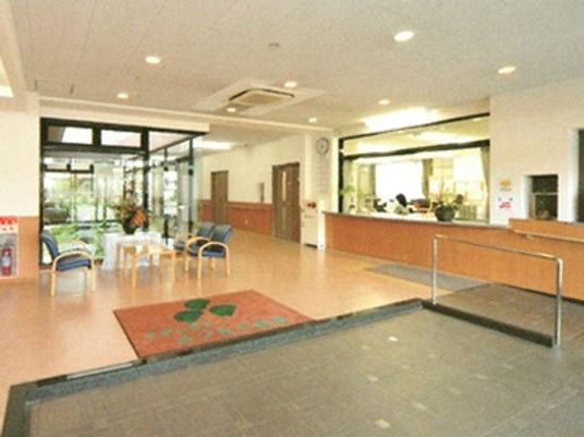 玄関には手すり付きのスロープが付き、右に事務室、左に応接セットがある。