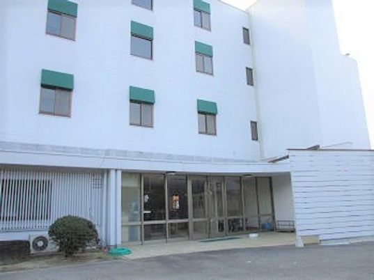 4階建ての建物は白を基調とし、すっきりとしたシャープな印象。玄関周りに段差はない。