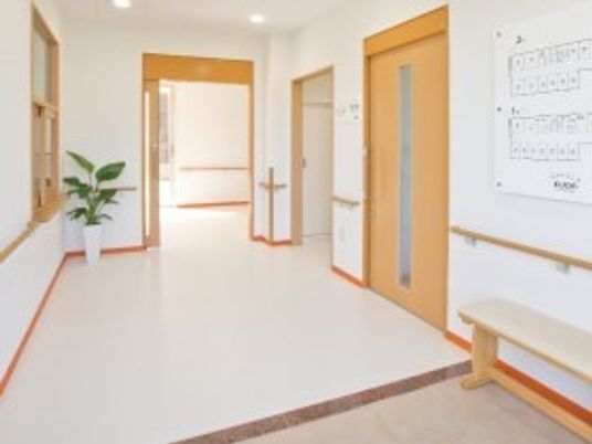 館内は白を基調とした造りとなっており、段差もない。