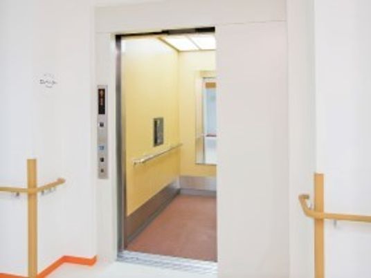 ストレッチャー対応のエレベーターを設置。手すりもある。