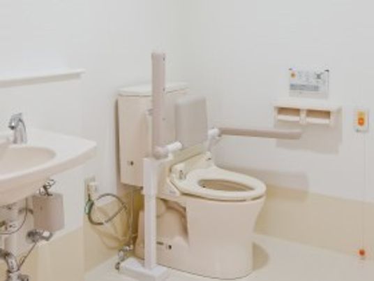 手すりや背もたれなどが付いたトイレの横には呼び出しボタンも。広く使いやすいトイレ。