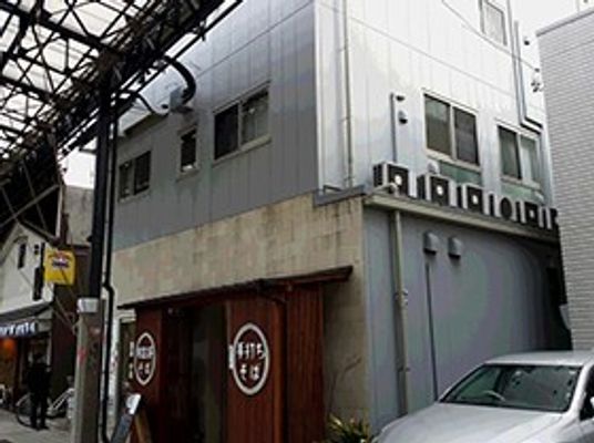 町中にある複合型の施設の外観。鉄筋造りの建物