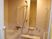 手すり付きの浴室には一人用の浴槽やシャワー、鏡が付いている。一般の家庭のような雰囲気。