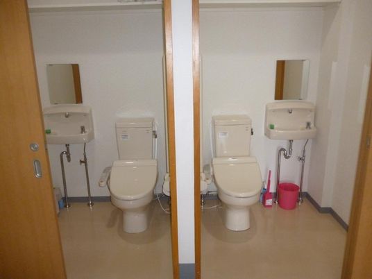 二つ並んだトイレを写した様子。車いすが入れる広さのトイレ