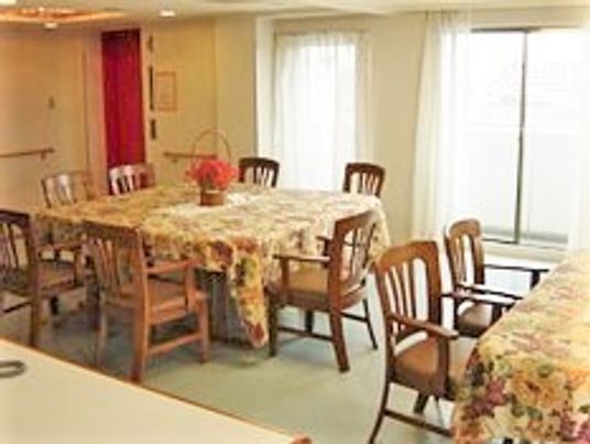 広めのスペースに家庭的な雰囲気のテーブルやいすが並んでいる食堂の様子