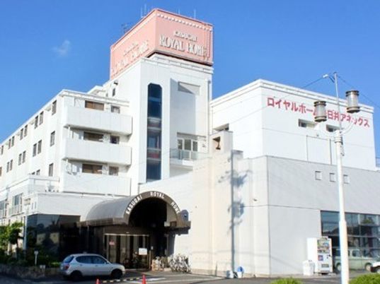 白い壁が印象的な建物の写真。ロイヤルホーム春日井の外観写真