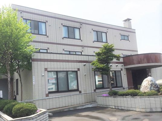 大きめの一軒家のような外観の建物。サービス付き住宅「アイケア春光」の外観