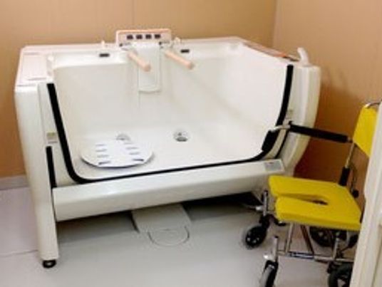 座った姿勢を保てる浴槽を写した写真。施設にあるタイプの特殊な浴槽の様子