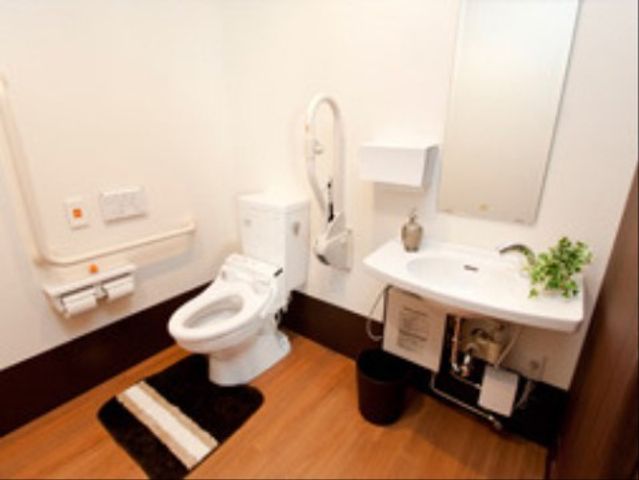 施設内のトイレはすべて介護仕様に統一されています。車いすの方もスムーズに移動できるスペースが魅力です。