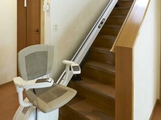 一般的な民家と変わらない階段が付いた住まい。階段には昇降機も付いている。