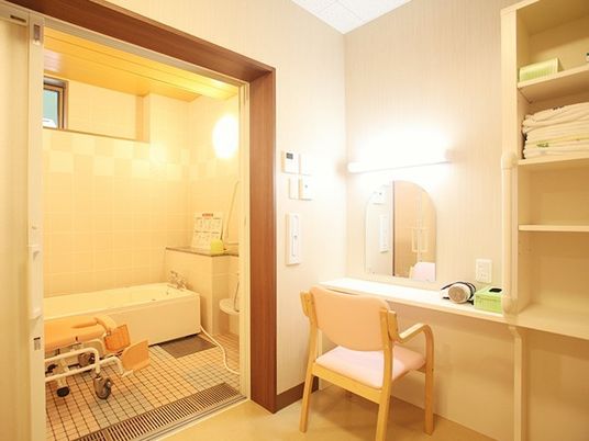 洗面台と介護仕様の設備がついている施設内の浴室の様子。施設内の設備の写真