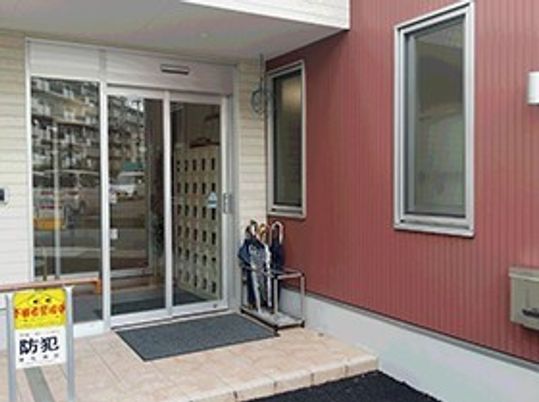 オールバリアフリーのエントランス部分。ツートンカラーが印象的な建物