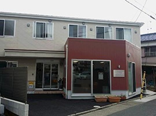 ツートンカラーが印象的な建物。高齢者が過ごす施設の外観