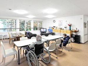 共有スペースにはたくさんの机やソファが並べられ、思い思いの場所で入居者が過ごしている。