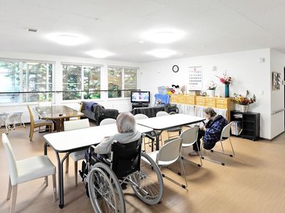 共有スペースにはたくさんの机やソファが並べられ、思い思いの場所で入居者が過ごしている。