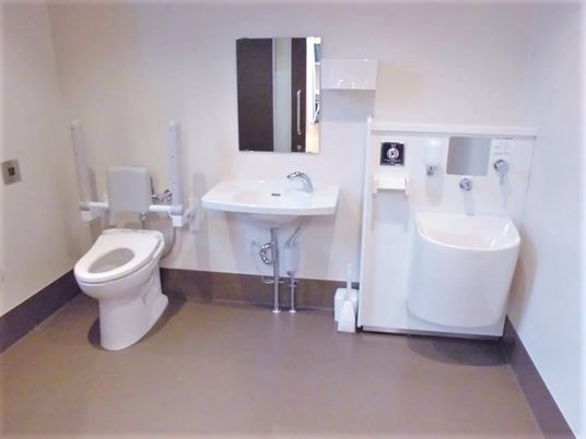 オストメイト対応の広いトイレ。背もたれや手すりが付き、介助用のスペースも十分ある。