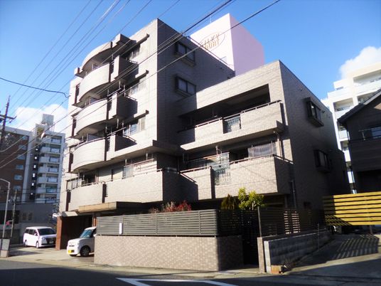 リラックスして過ごす親子と夫婦。外に出て自然を眺めている。楽しく過ごしている様子が表情からわかる。