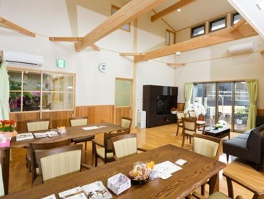 リビングダイニングにはダイニングテーブルや大型テレビ、ソファセットがある。