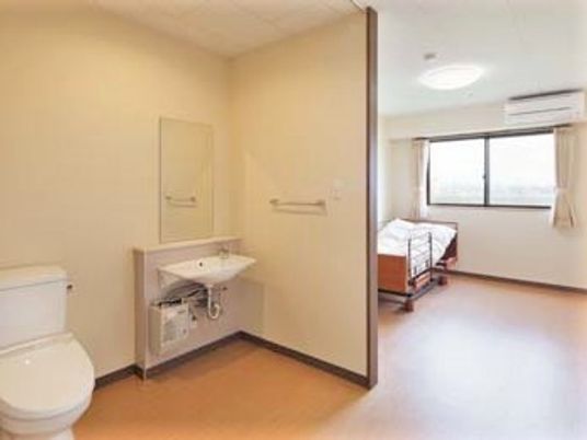 トイレ付きの居室は広く、窓も大きく明るい雰囲気。