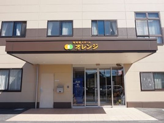 玄関には車寄せがつき、ホーム名も書かれている。自動ドアで出入りも楽。