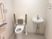 たくさんの手すりが取り付けられているトイレの様子。介護仕様の設備の写真