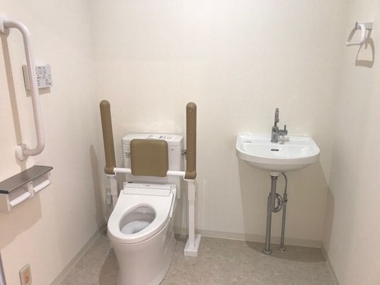 たくさんの手すりが取り付けられているトイレの様子。介護仕様の設備の写真