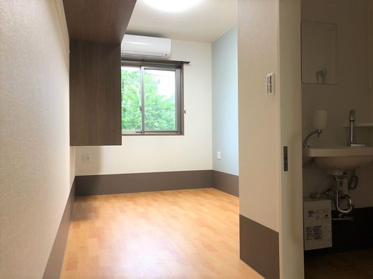 手前にトイレが設置してある小さな部屋の様子。グループホーム内の居室