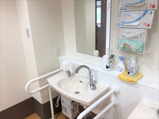 両側に手すりがついた施設内の洗面台の様子。グループホーム内の設備