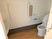 手すりが取り付けられているトイレの様子。左側に洗面台があるトイレ