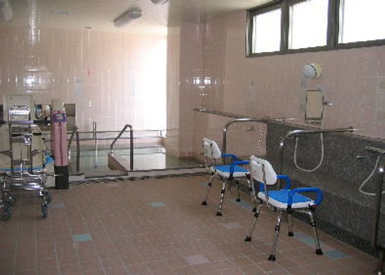きれいに整理整頓された浴室内には、シャワーチェアや手すりなどが設置され、介護度の高い人のための設備もある。
