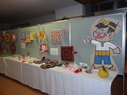 文化祭では様々な入居者の作品を展示。長机の上には毛糸で作った作品が多く並べられている。