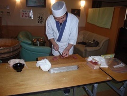 寿司職人による実演では、目の前で魚を刺身にし、寿司を握ってくれる。
