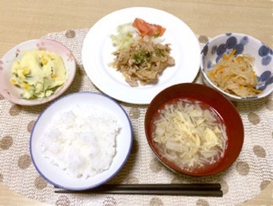 ごはん、みそ汁、サラダなどがそろっているある日のメニュー例
