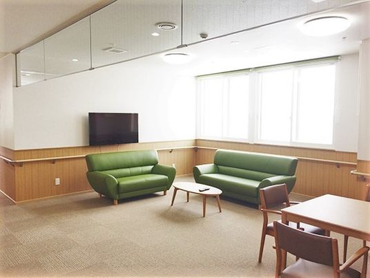 テレビがついているソファがある部屋の様子。リラックススペースとして利用している場所