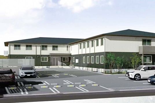 白を基調にした2階建ての建物。敷地内には駐車スペースがあり、段差もなく安全に暮らせる環境。