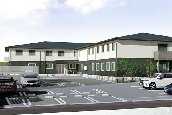 白を基調にした2階建ての建物。敷地内には駐車スペースがあり、段差もなく安全に暮らせる環境。