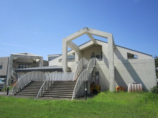鉄骨造りの建物は白を基調としていて、2階のテラス部分から階段で降りてくることができるよう幅広い階段が付いている。
